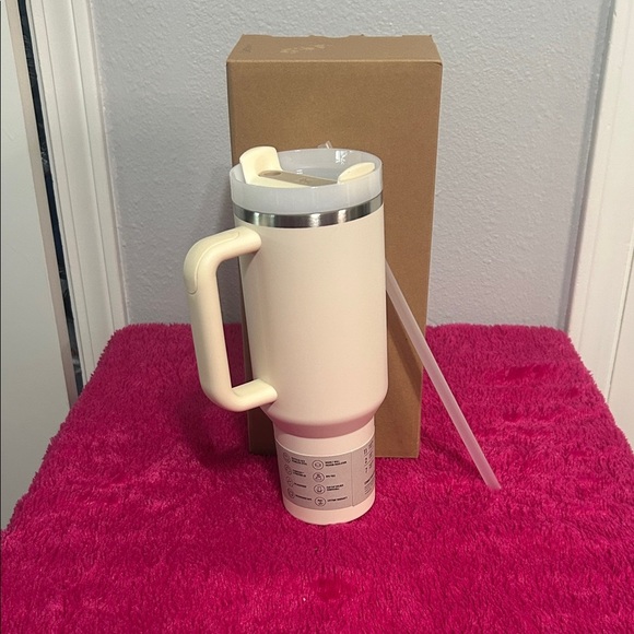 Stanley Cream Quencher H2.0 Tumbler with Handle - Picture 2 of 4